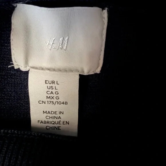 H&M Women's Navy and Cream Striped Turtleneck Sweater - Picture 3 of 4